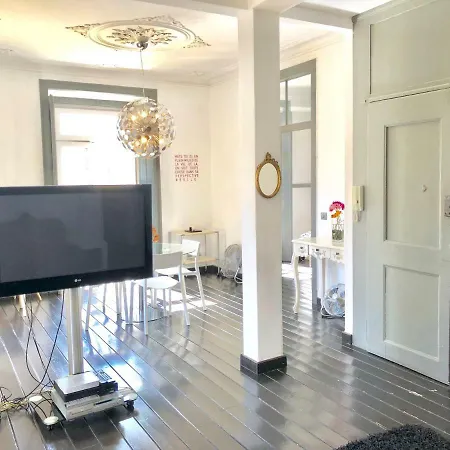 Apartment Bairroalto@pracacmoes Lissabon